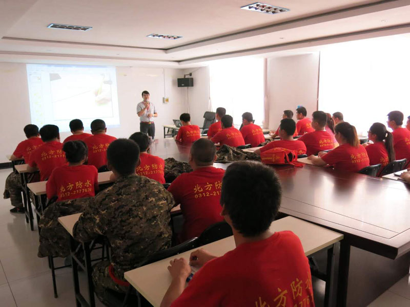 許經(jīng)理給員工進行產(chǎn)品培訓(xùn)